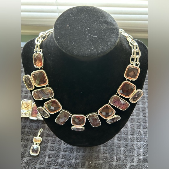 Dana Buchman 2 Piece Jewelry Set..Necklace with matching pierced Earrings - Picture 4 of 10